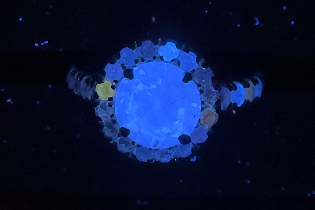 Resources - - Fluorescent diamond ring GK 1